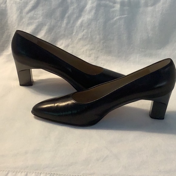 Ferragamo Black Pointed Toe Heels/Pumps - Picture 4 of 9